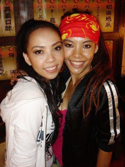 1996年底,saya首次在张惠妹专辑中担任《姐妹》专辑合声.